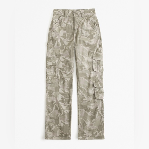 Women’s Abercrombie & Fitch - Curve Love- Relaxed Fit - Camo Cargo Pants - Picture 3 of 7